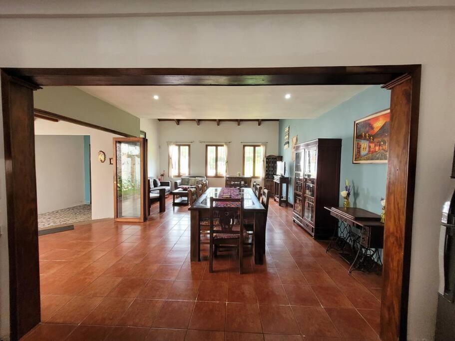 Amplia Casa Antigua Guatemala Con Pergola Y Jardin Βίλα Εξωτερικό φωτογραφία